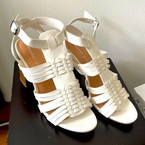 Madden Girl Reine White Open Toed Chunky Heel Sandals sz 10 NWOT
